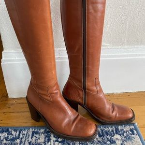 Sexy caramel brown boots with square toe.